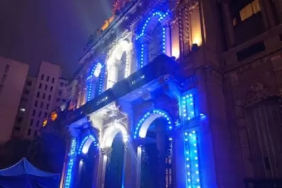 En apoyo a las personas sordas, la Casa de Gobierno se iluminó de azul