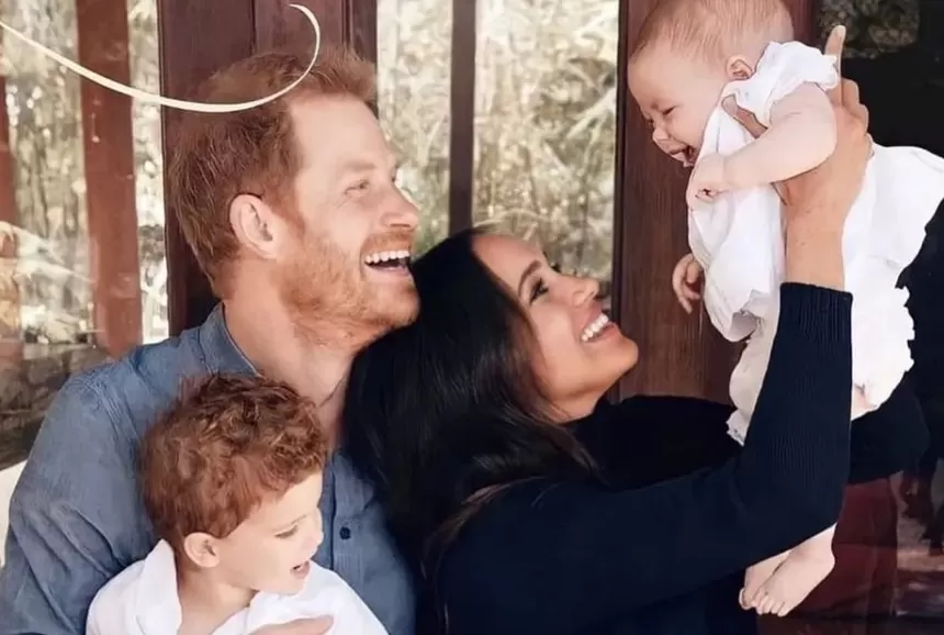 Harry y Meghan junto a sus dos hijos, Archie y Lilibet