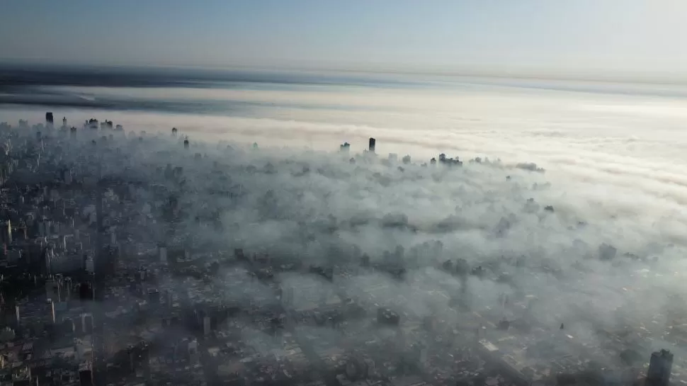 EFECTO DE UNA AMPLIA CRISIS. El humo que atormenta a Rosario desde hace varias semanas. FOTO DE JUAN JOSE GARCIA 