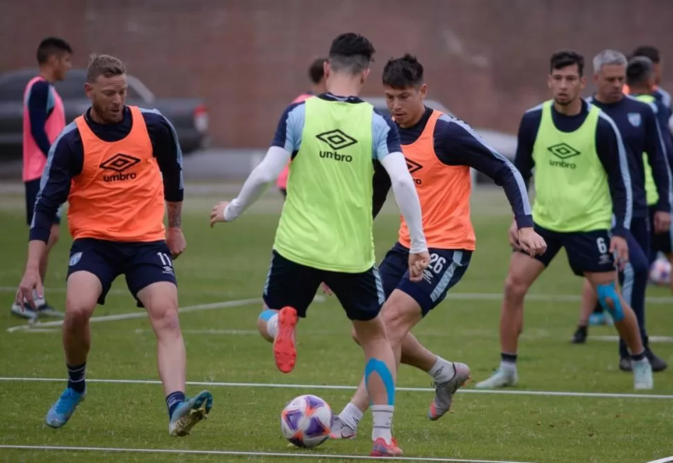 INTENSIDAD. Menéndez, Lotti y Capasso disputan la pelota en la última práctica que tuvo el plantel en nuestra provincia. 