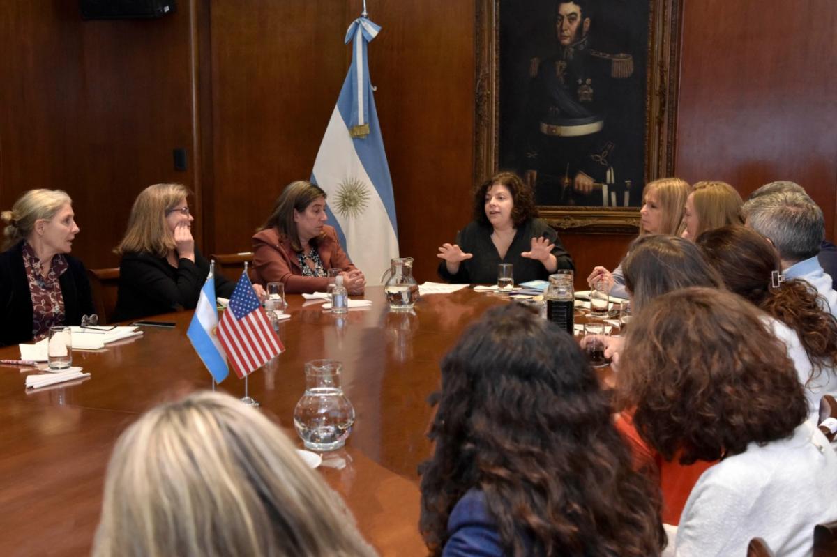 EN REUNIÓN. Vizzotti, Tirado y otras autoridades nacionales, junto a especialistas de los CDC de los EEUU. Foto de Presidencia