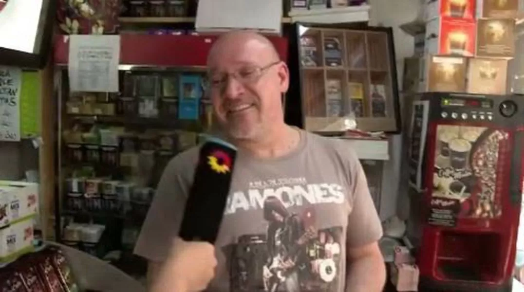 Un kiosquero se emocionó al contar que remata figuritas del Mundial para que los chicos llenen el álbum