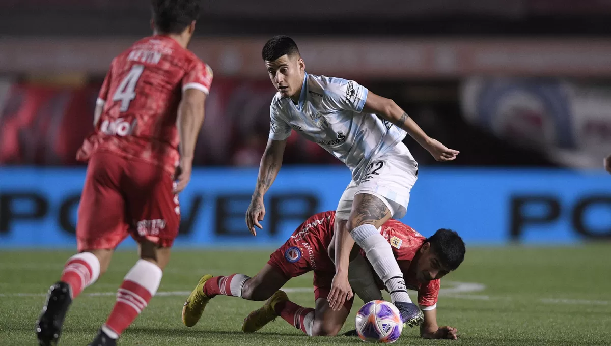 IMPORTANTE. Joaquín Pereyra no generó tanto juego, pero hizo un buen partido en La Paternal.