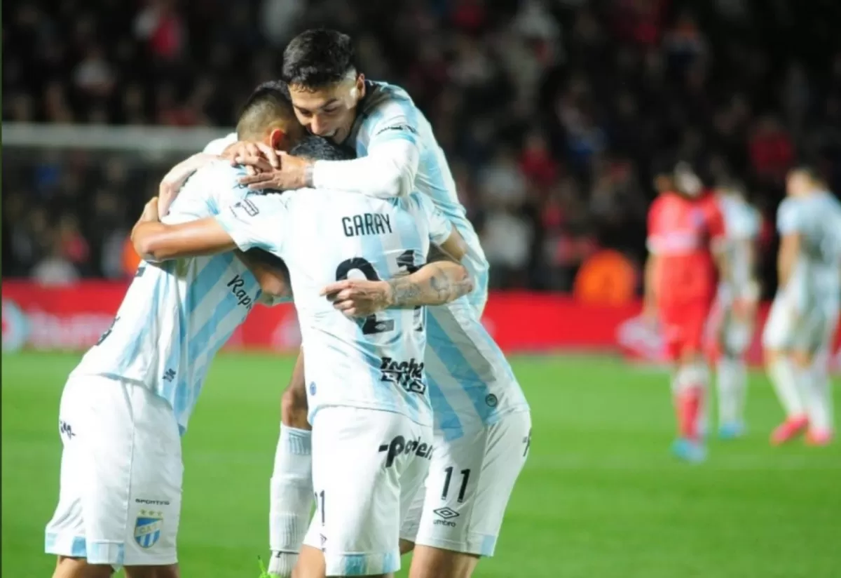 El festejo de los jugadores, tras el gol de Cristian Menéndez.