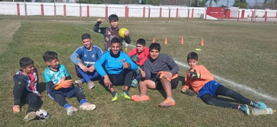 PROFE. Ariel Ortega, el golero de San Antonio, enseña a los chicos en Villa Fiad.   