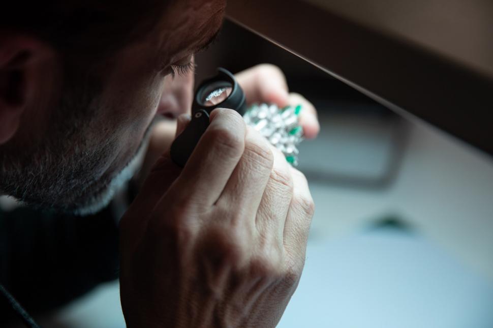 TRABAJO MINUCIOSO. Los tasadores examinan las joyas, las pesan y luego les ponen un precio. 