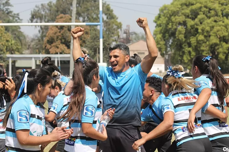 CELEBRACIÓN. Zelaya festejando el bicampeonato y la clasificación junto a sus dirigidas. Espera repetirlo en Córdoba. La Gaceta / Foto de Teresa Pasquero 