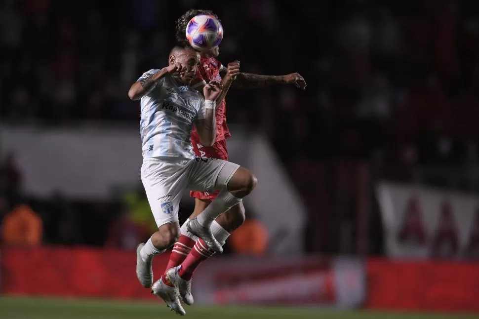 LUCHADO. Carrera disputa la pelota en la mitad de la cancha, ante la atenta mirada de Mateo Coronel y Renzo Tesuri. Atlético aprovechó cada avance para lastimar. 