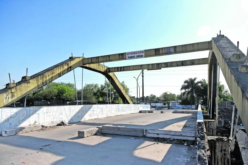 ¿TRÁNSITO CORTADO? Aunque hay un puente habilitado, vecinos de la zona movieron los pilotes de hormigón del cruce que se cerró por seguridad. 