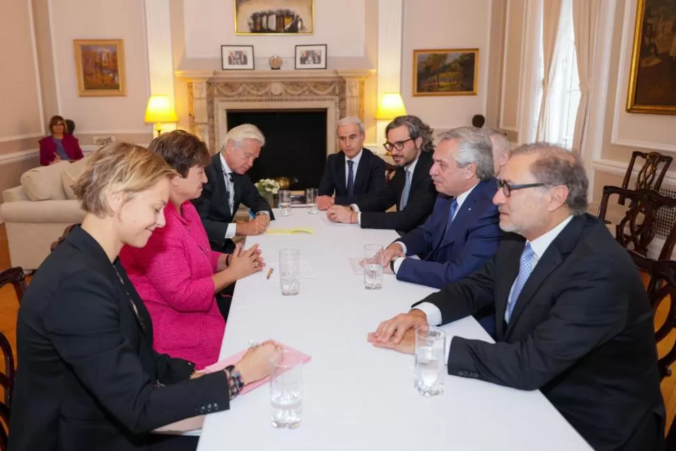 CARA A CARA. Fernández y Georgieva y sus colaboradores se encontraron ayer en la embajada argentina.  