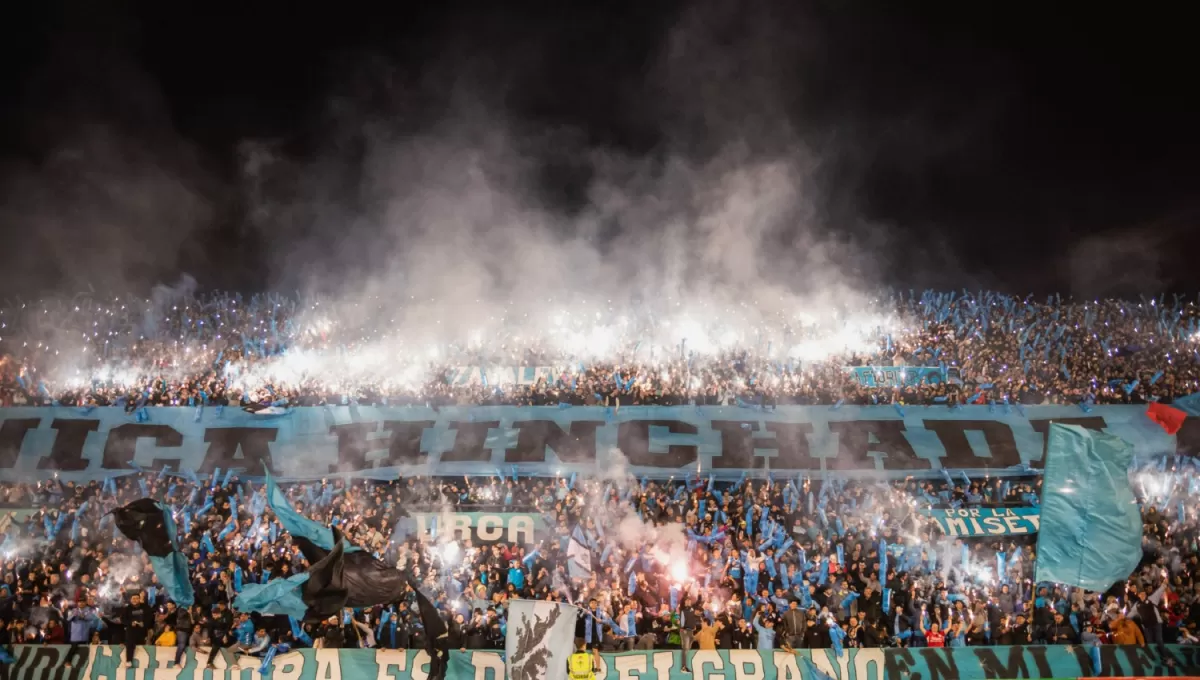 UNA MULTITUD. Los organizadores esperan que alrededor de 18.000 hinchas de Belgrano viajen a San Nicolás para festejar el ascenso.