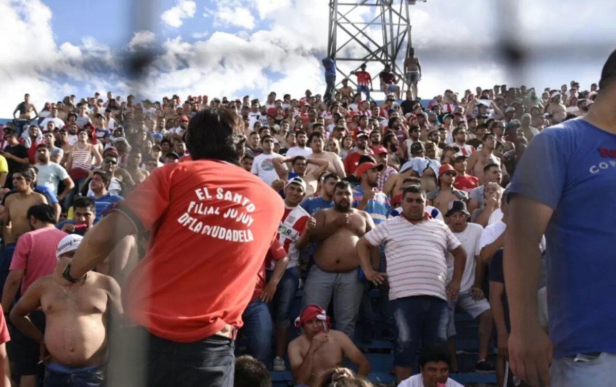 EN JUJUY. Los hinchas del Santo viajaron por última vez en 2017 para el empate sin goles ante el Lobo.