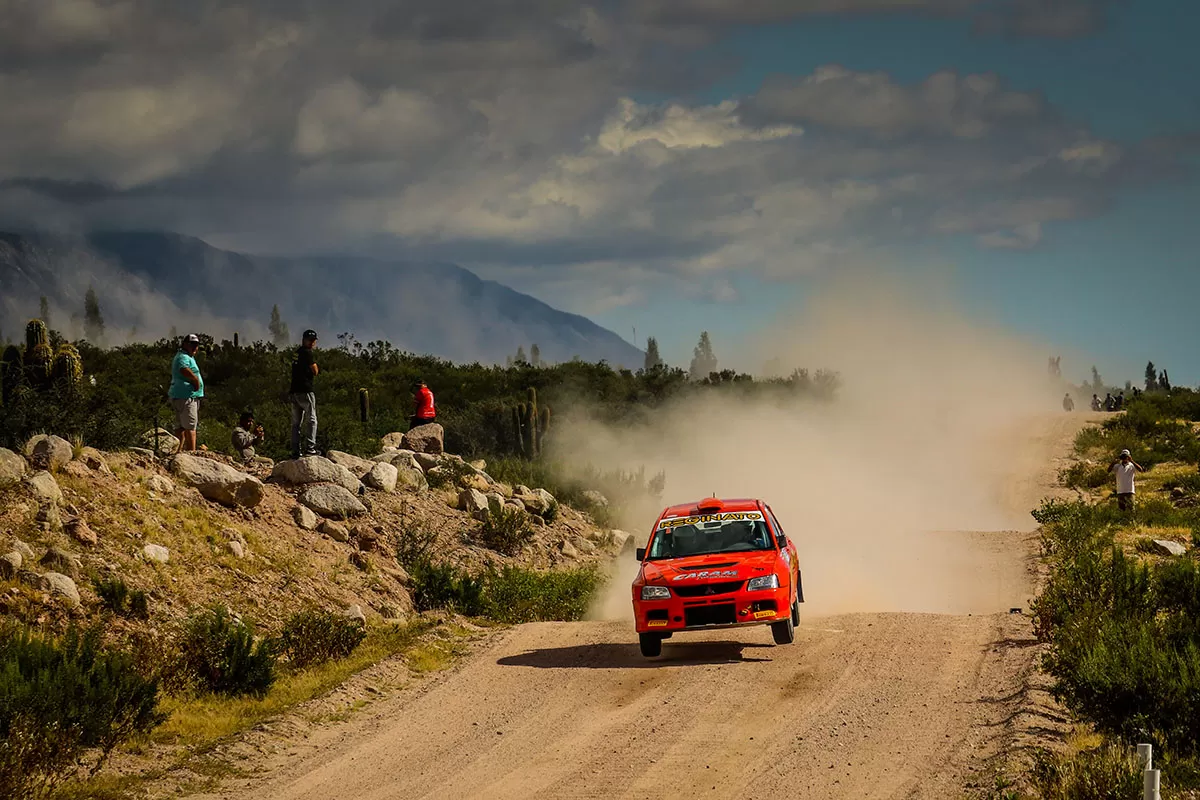 EN CARRERA. Reginato (h), con el Mitsubishi Lancer, está tercero en la RC2N.