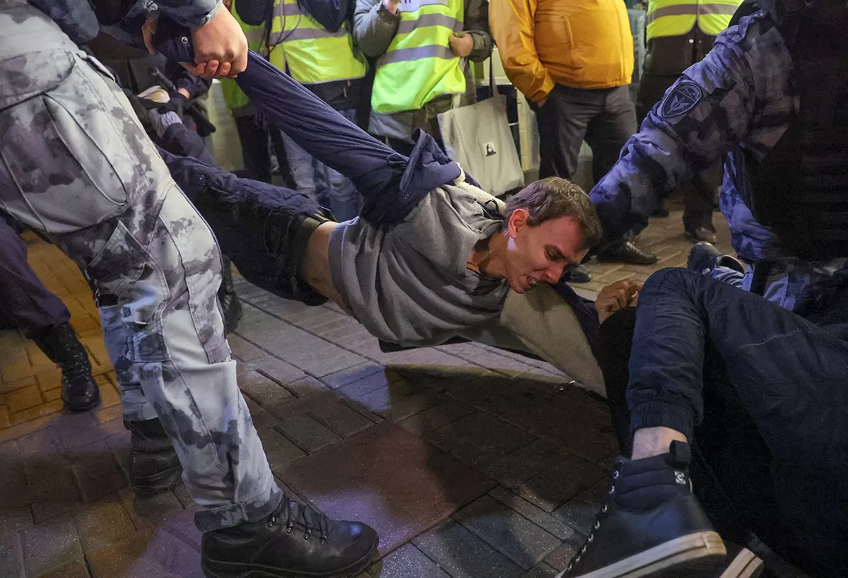 DETENIDOS. Más de 1.000 manifestantes fueron apresados por la policía, en medio del llamado de activistas a rechazar la movilización de tropas. 