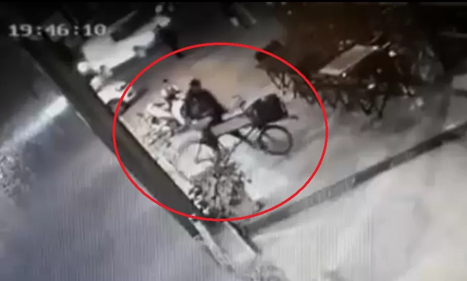 EL MOMENTO DEL ROBO fue captado por las cámaras de seguridad. 