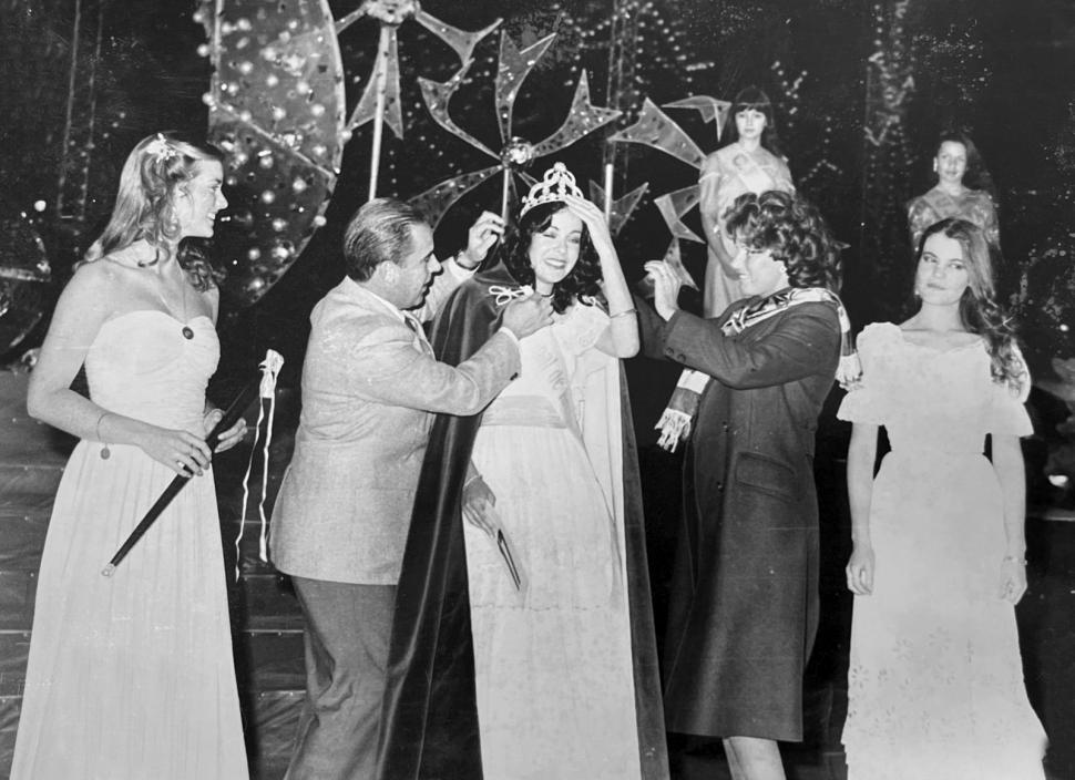 UNA IMAGEN. Así se coronaba en el pasado a la reina de los estudiantes. 