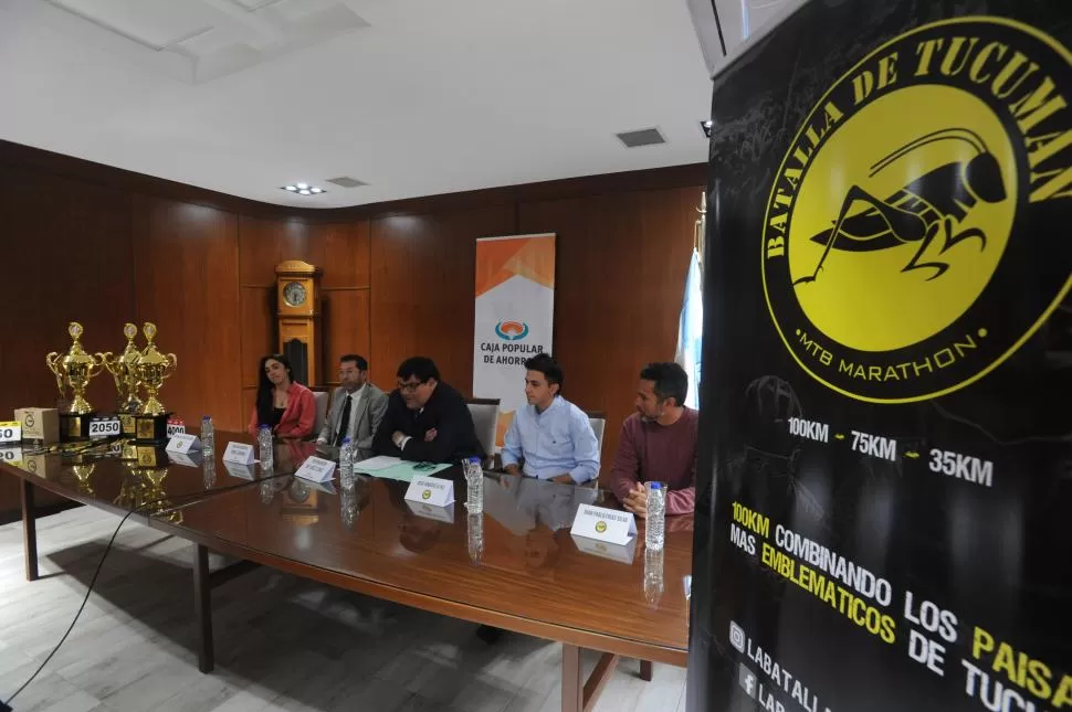 PRESENTACIÓN OFICIAL. La biker Guadalupe Suárez, los dirigentes Hugo Ledesma y José Díaz, y los organizadores Ignacio Elías y Juan Pablo Frías Silva, brindaron detalles de la competencia de mountain bike. 