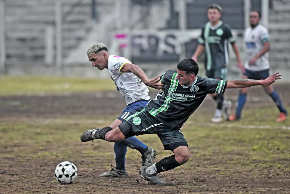 FRICCIONADO. En la primera semifinal escasearon las ocasiones de peligro, pero no las rispideces. Hubo varias amarillas y dos expulsiones.  