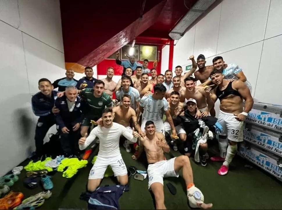 FESTEJO EXTENDIDO. La imagen del plantel festejando en el vestuario de Argentinos se viralizó. Ayer, los jugadores también terminaron el martes con una sonrisa ancha: siguen arriba en la pelea por el torneo. @ignacio_maestropuch