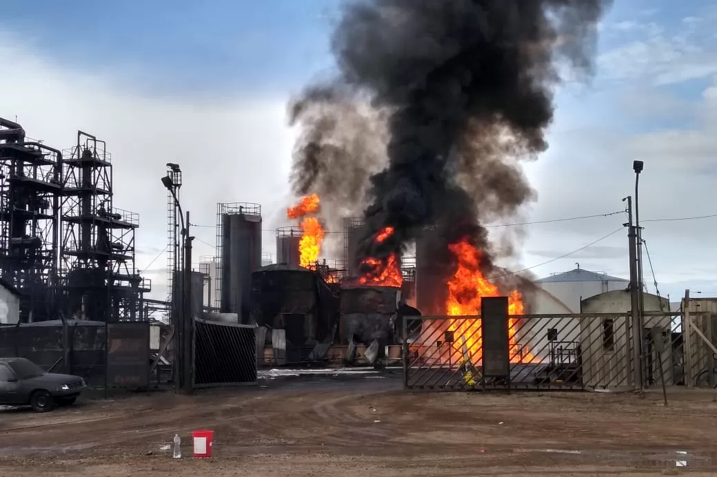 TRÁGICA EXPLOSIÓN EN UNA REFINERÍA DE NEUQUÉN. Foto de Prensa Secretaría de Seguridad de Neuquén