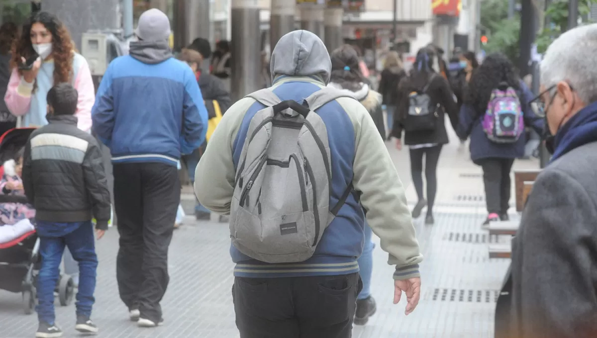 ABRIGADOS. Los tucumanos debieron salir arropados a las calles debido a las bajas temperaturas registradas esta mañana.