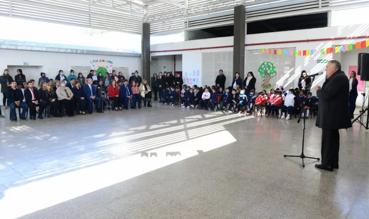 EN LA ESCUELA PANTALEÓN FERNÁNDEZ. El gobernador Osvaldo Jaldo destacó las inversiones en el sector educativo. Foto de Comunicación Pública