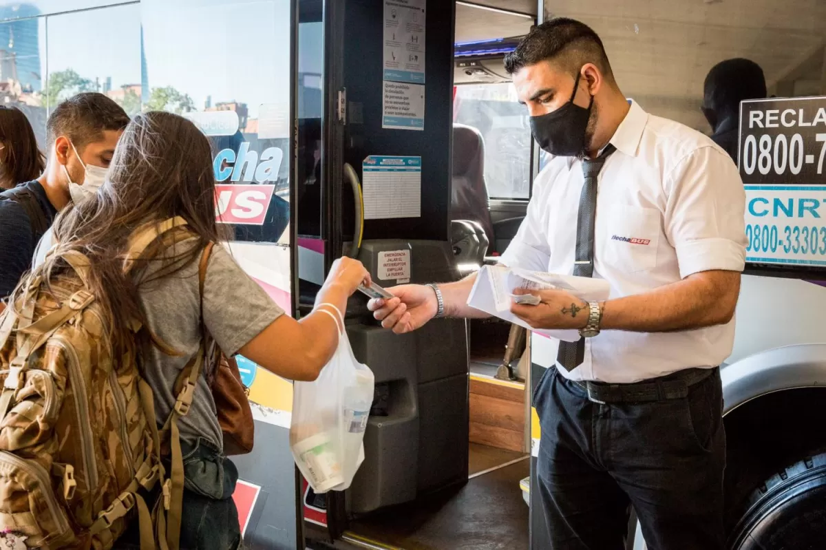 ADIÓS A LOS PROTOCOLOS. La vieja normalidad retorna a los colectivos de larga distancia y a los trenes de pasajeros. Foto ilustrativa de archivo LA GACETA