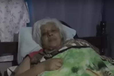 La atropellaron y quedó tendida en el suelo: el vehículo la abandonó