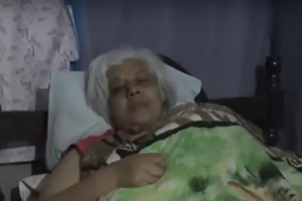 La atropellaron y quedó tendida en el suelo: el vehículo la abandonó