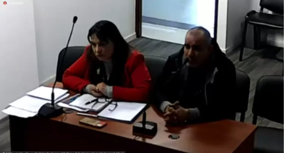 DEBATE. Marcelo Roldán en la audiencia junto a su abogada Silvia Furque.  