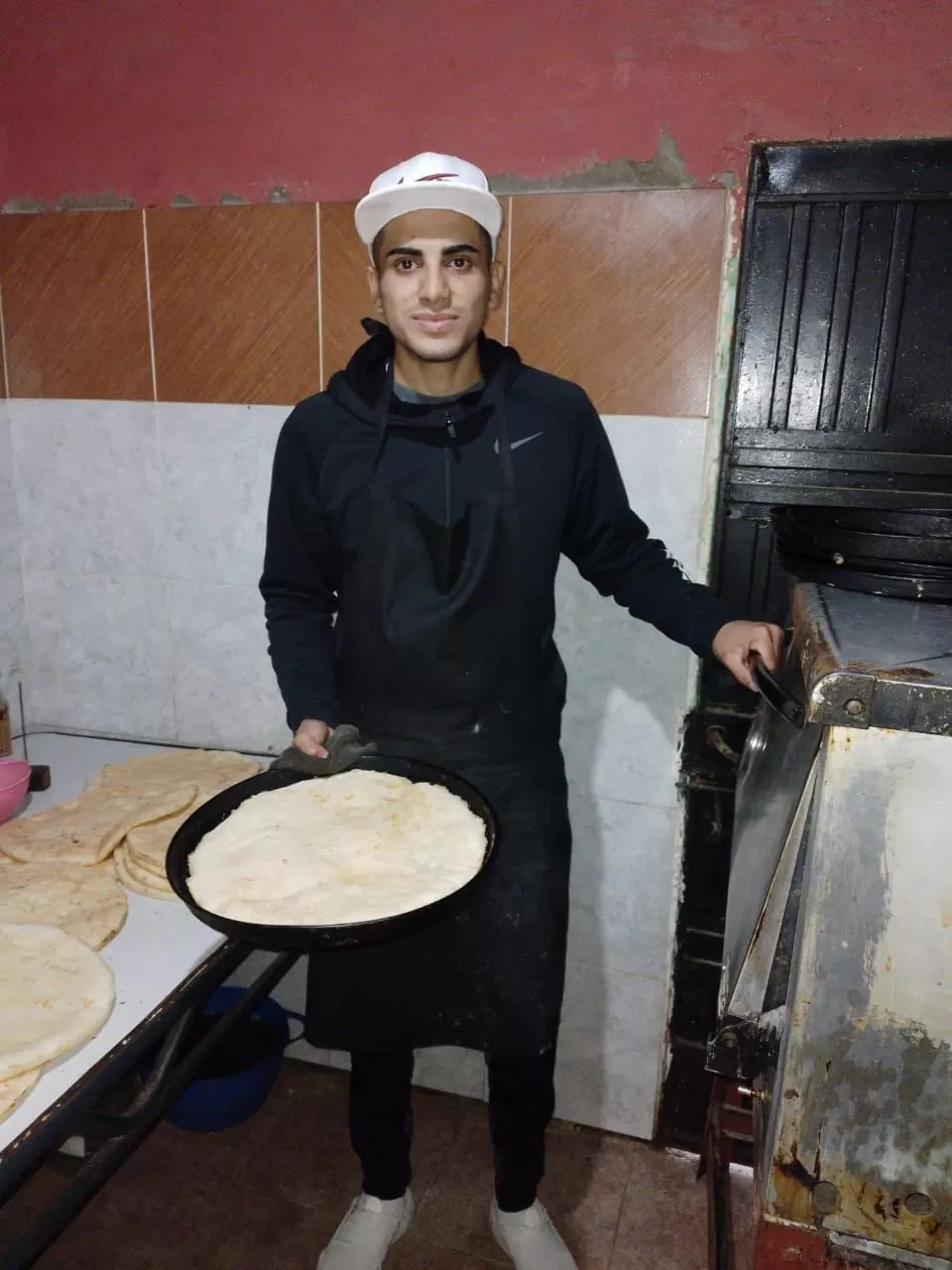 COCINERO. En sus tiempos libres, Smith ayuda a su familia en la sandwichería.  