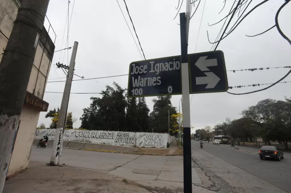 WARNES Y JUAN B. JUSTO. A pesar de que había policías en la zona, un rompevidrios logró robar cosas de un vehículo estacionado. 