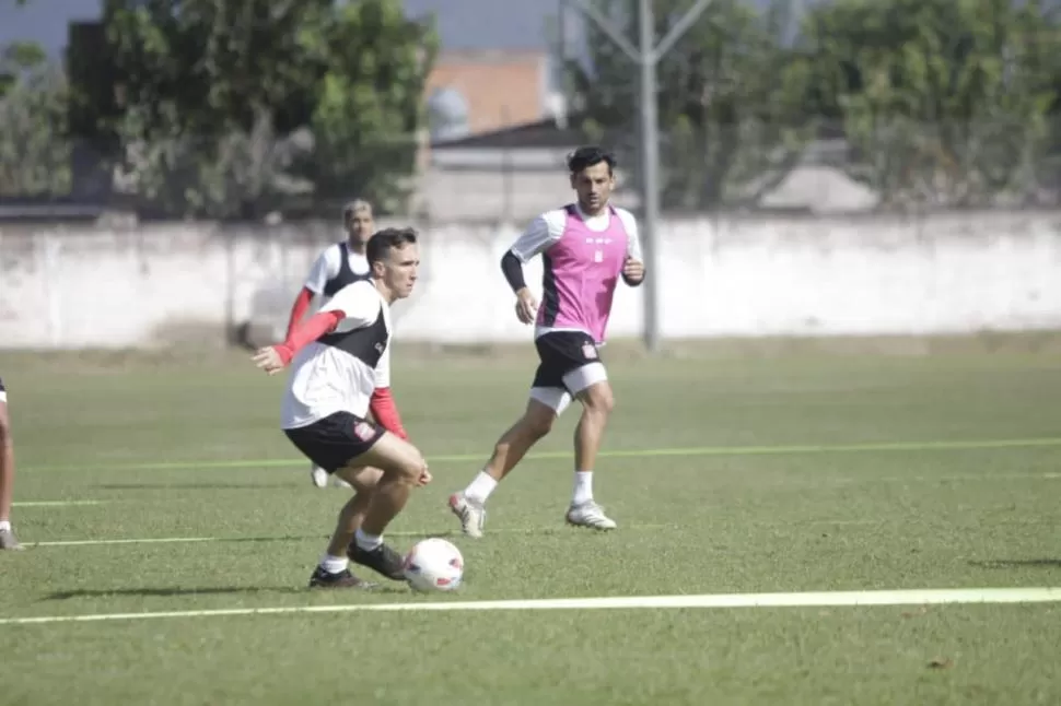 NO SE ACHICA. Larralde alternó buenas y regulares producciones; pero lo que nadie puede negar, es que el volante las pide a todas las pelotas e intenta generar fútbol. Cuando está bien, es importante. twitter@casmoficial