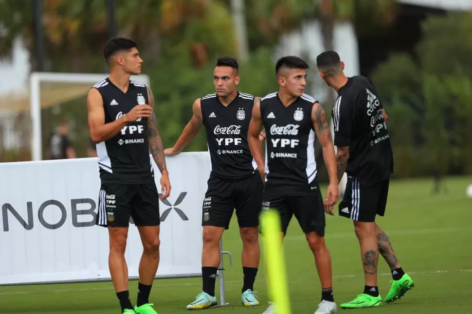 REENCUENTRO. A tres meses del último amistoso ante Estonia, los futbolistas de la Selección volvieron a entrenar juntos para encarar una nueva fecha FIFA.