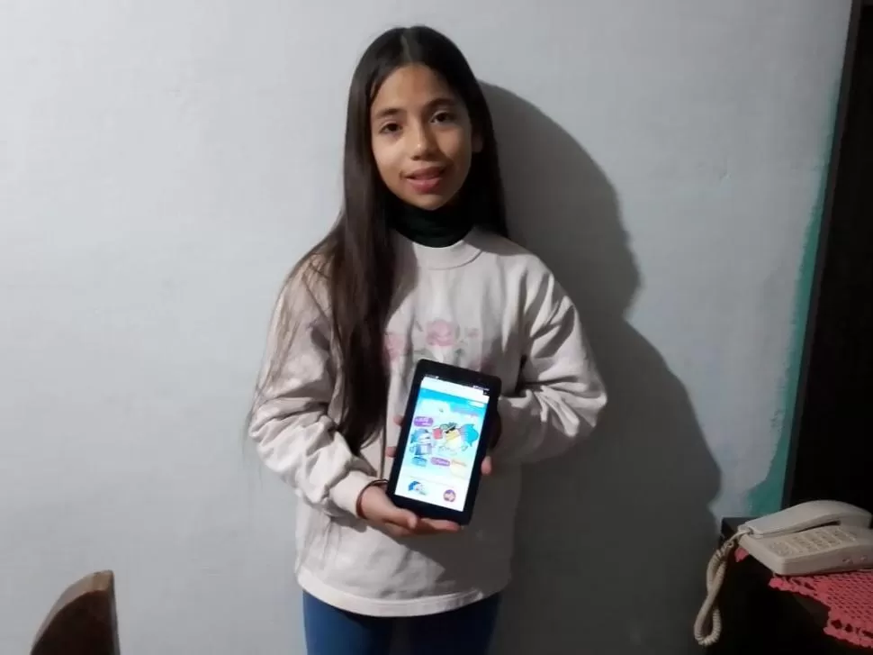 LA PROTAGONISTA. Rosario de los Ángeles Falcón posa junto a su tablet. En la pantalla se observa abierta la plataforma Leer 20-20, sitio desde el cual la Fundación Leer ofrece una gran variedad de libros gratuitos.  