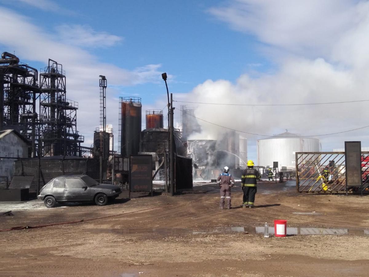 TRÁGICA EXPLOSIÓN EN UNA REFINERÍA DE NEUQUÉN. Foto de Prensa Secretaría de Seguridad de Neuquén