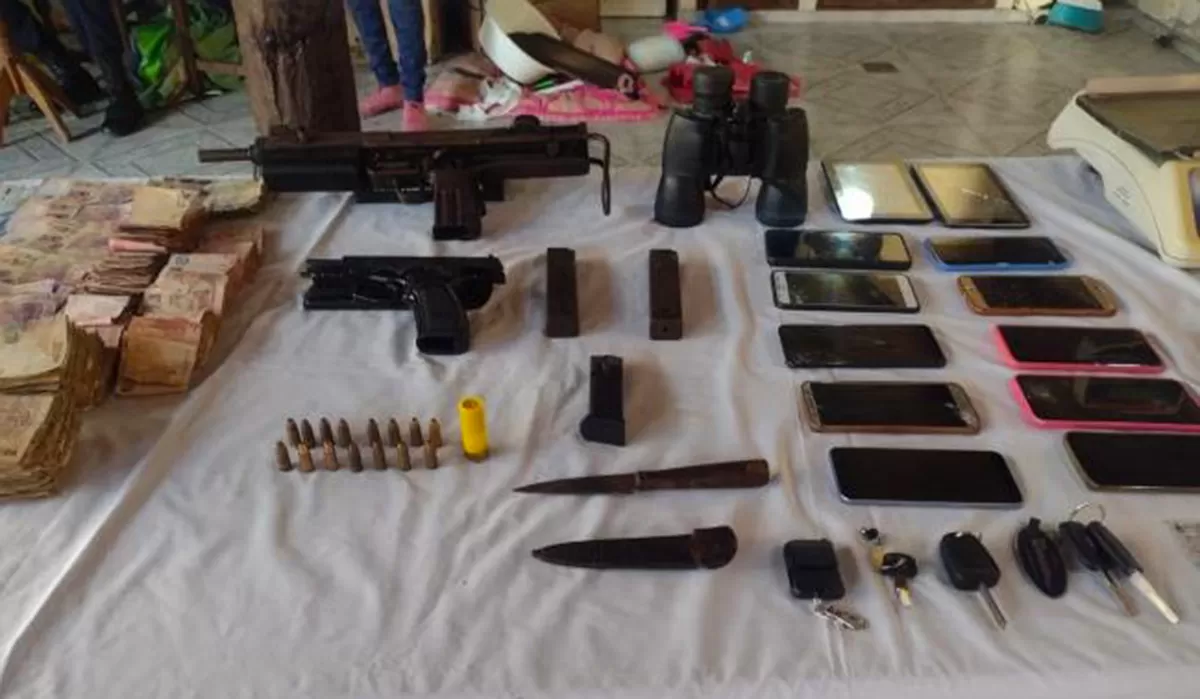 OPERATIVO POLICIAL. En un allanamiento secuestran una ametralladora, una pistola, 10 celulares, $ 200.000 y un auto.
