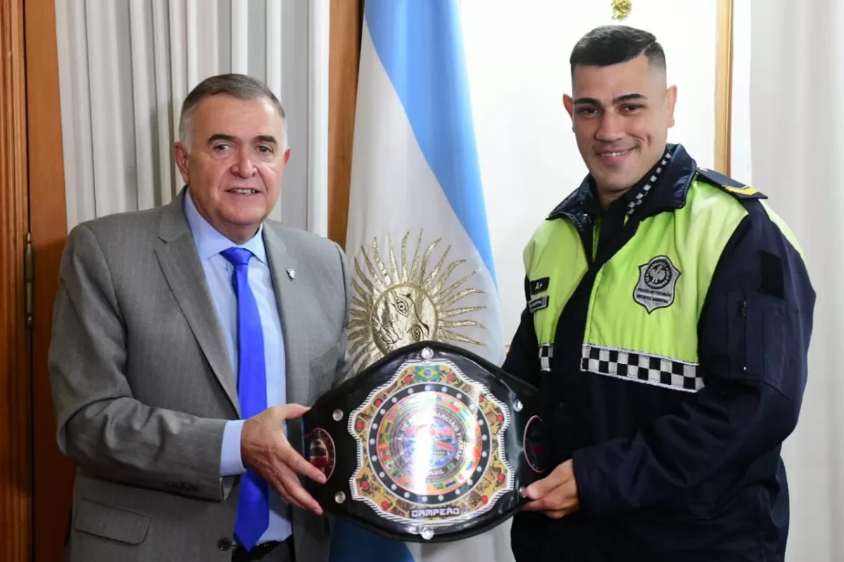 EN CASA DE GOBIERNO. Jaldo, junto a Maxi Gambarte y el cinturón que obtuvo en Brasil. Foto de Comunicación Pública