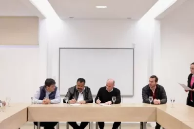 Educación firmó un convenio para ayudar a los trabajadores de taxis a finalizar sus estudios