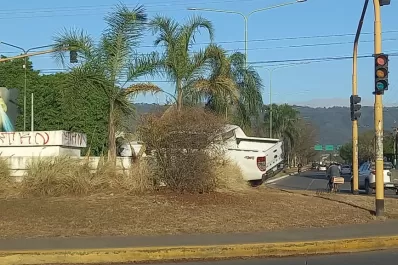 Perdió el control de su camioneta y terminó impactando sobre la rotonda de la Perón