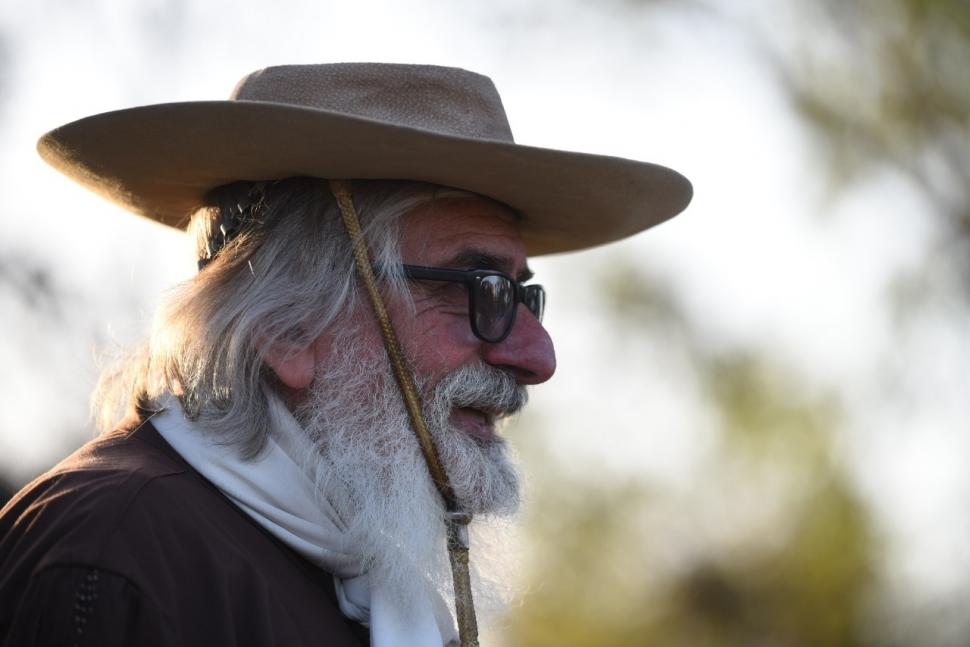 CUAL GAUCHO DE OTRORA. Sólo los anteojos lo ponen en esta época. 