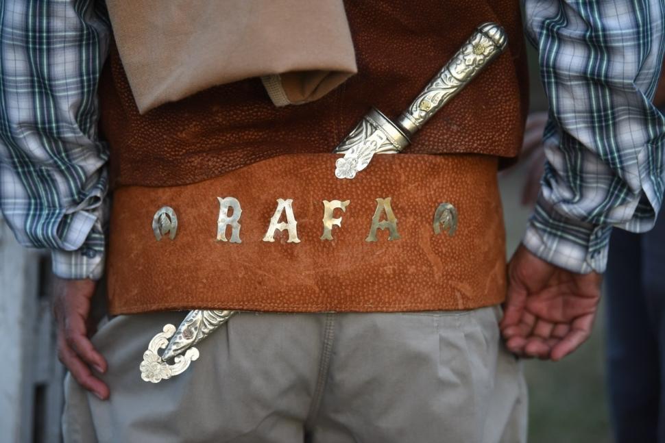 UN FACÓN GRABADO. “Rafa”, el gaucho, muestra orgulloso su cuchillo