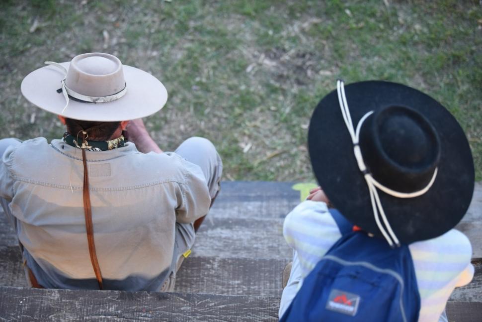 TRADICIONES. Dos gauchos contemplan las tropillas.