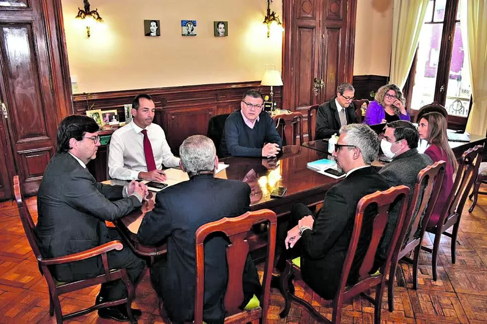 EN PLENA REUNIÓN. El ministro Eugenio Agüero Gamboa encabeza la reunión de la Comisión Interpoderes. 