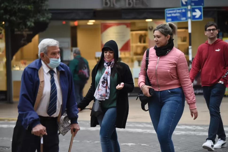 NO ABUNDA. En las calles, cada vez son menos los peatones que deciden caminar con el barbijo sobre el rostro. 