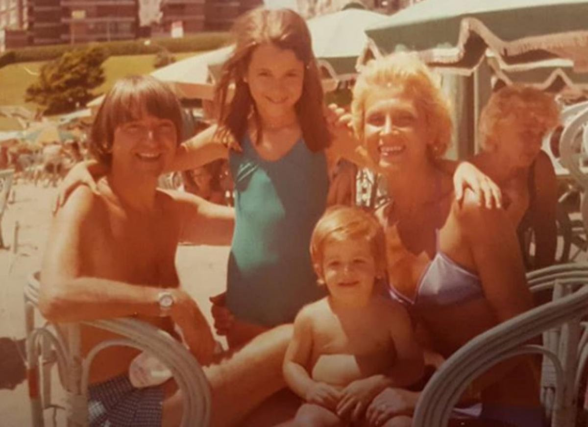 Carlitos Balá junto a su familia