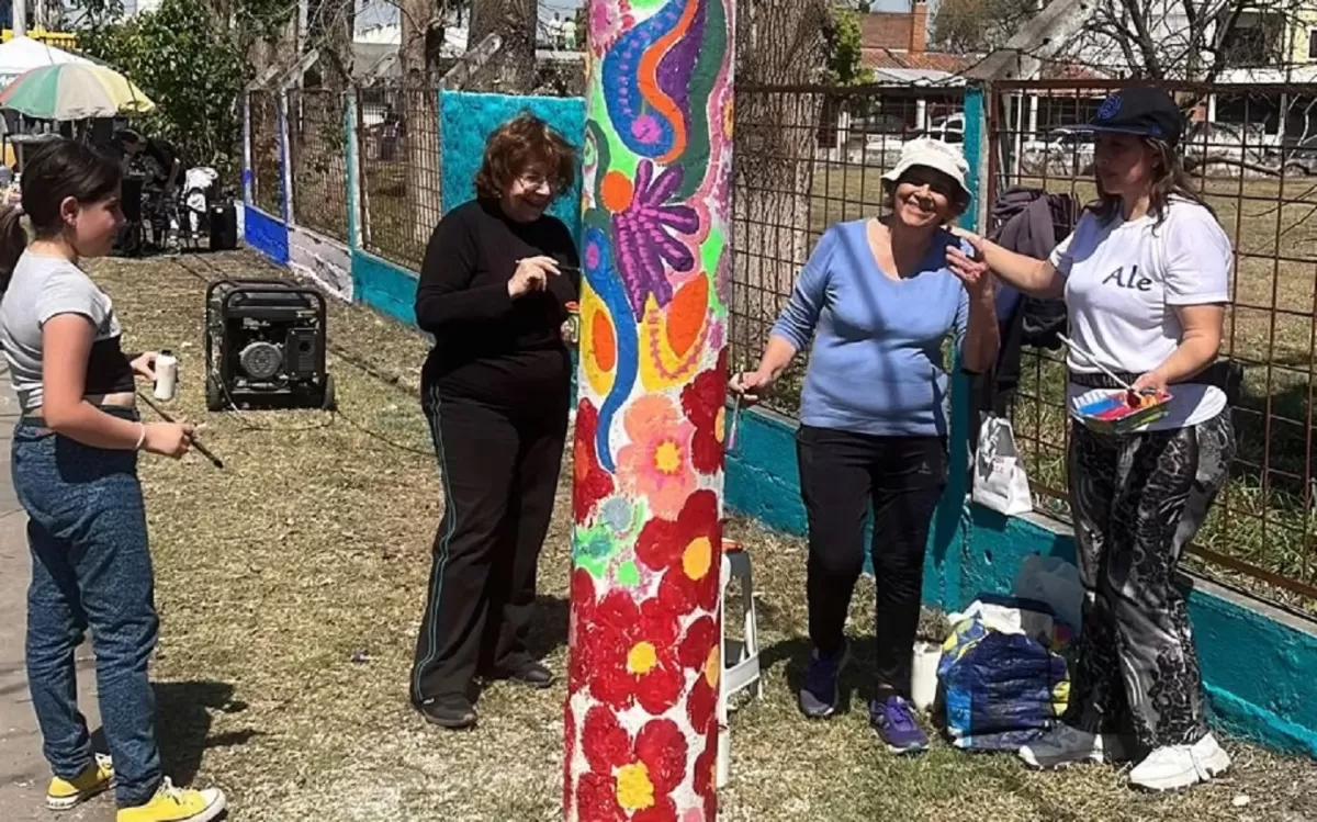 FLORES Y MUCHO COLOR. Vecinas del CEF 18, guiadas por una artista, pintaron los postes de luz y las paredes que redean el centro deportivo. gentileza de meta tucumán 