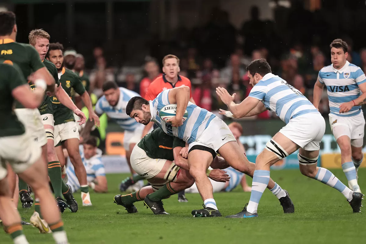 APOYO. Nahuel Tetaz Chaparro intenta avanzar seguido por Guido Petti. El próximo rival será Inglaterra. 