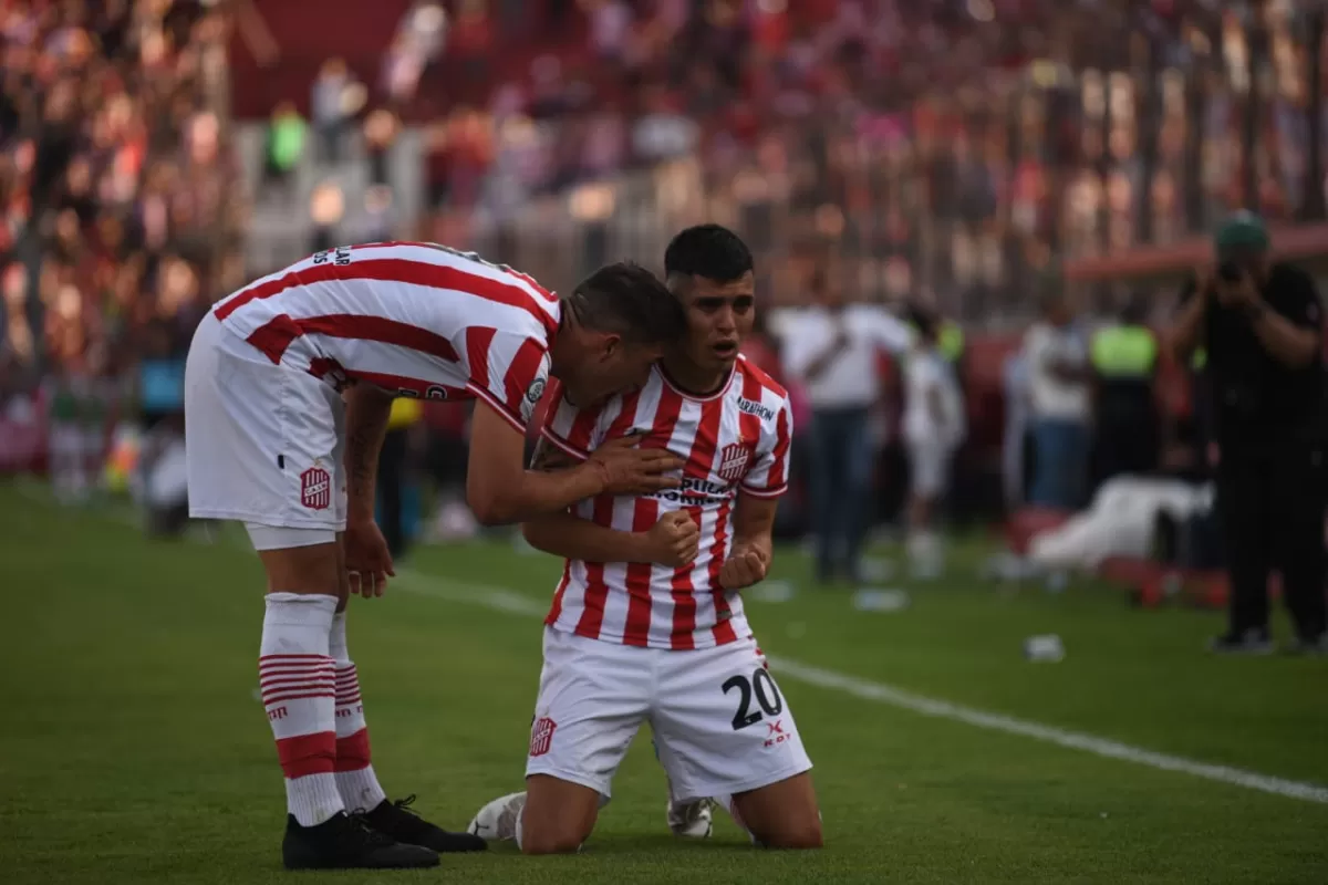 LO GRITA CON TODO. Mauro Verón entró desde el banco de suplentes y, a los pocos segundos, anotó el 1 a 0 ante Almirante Brown. Foto de LA GACETA / Franco Vera