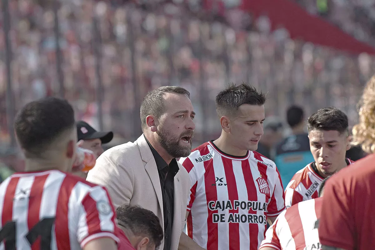 BIEN METIDO. De Muner estuvo todo el partido pegado a la línea de cal y no paró de darle indicaciones a sus jugadores.